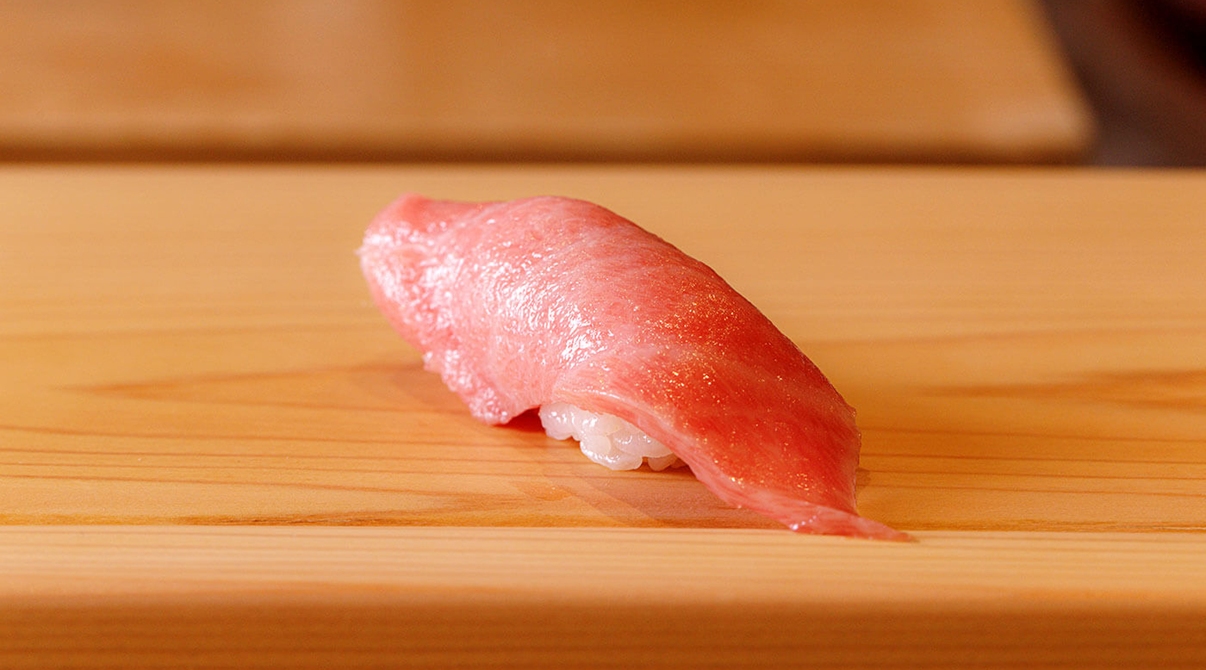 お寿司が中央にある写真